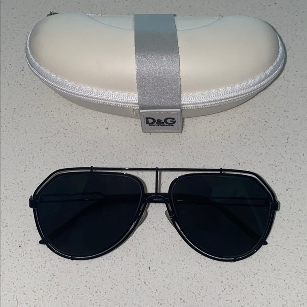 Worn once!!! Comes with white DG case